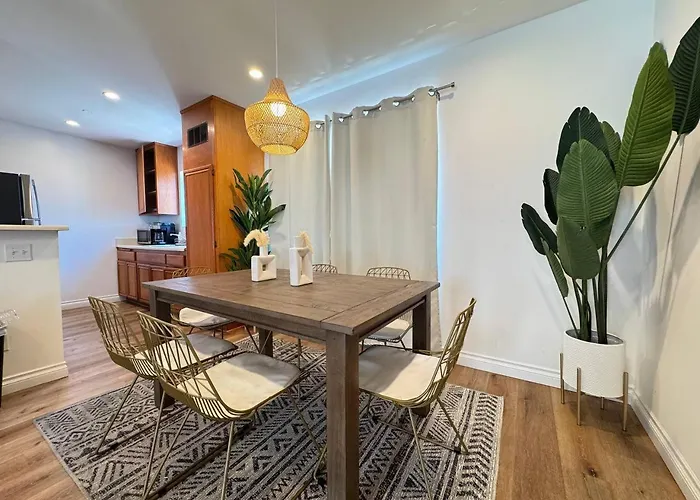 Hollywood Habitat - Br11-Wh